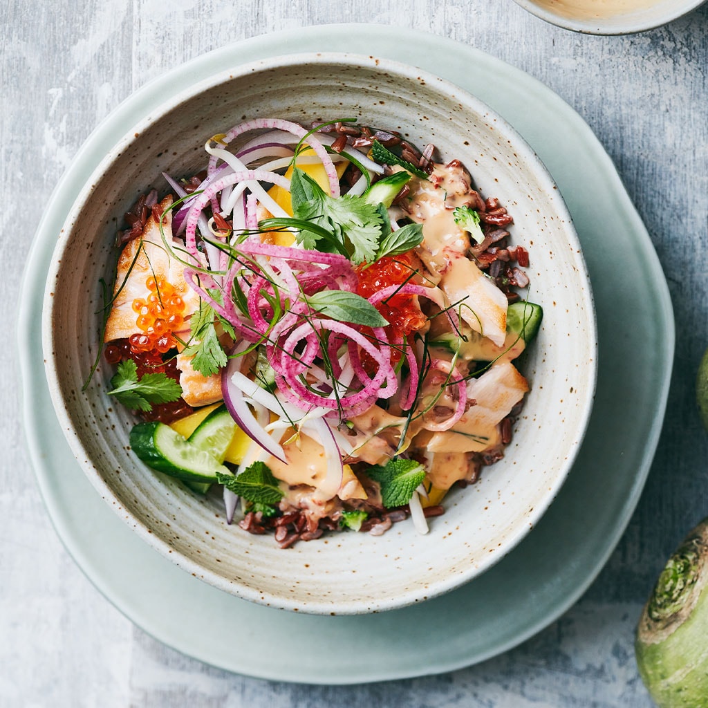 Thaise zalmsalade met rode rijst en citrus vinaigrette